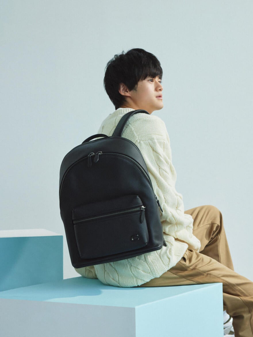 COACH（コーチ）の新作メンズリュックを持つ俳優の鈴鹿央士　バックパック