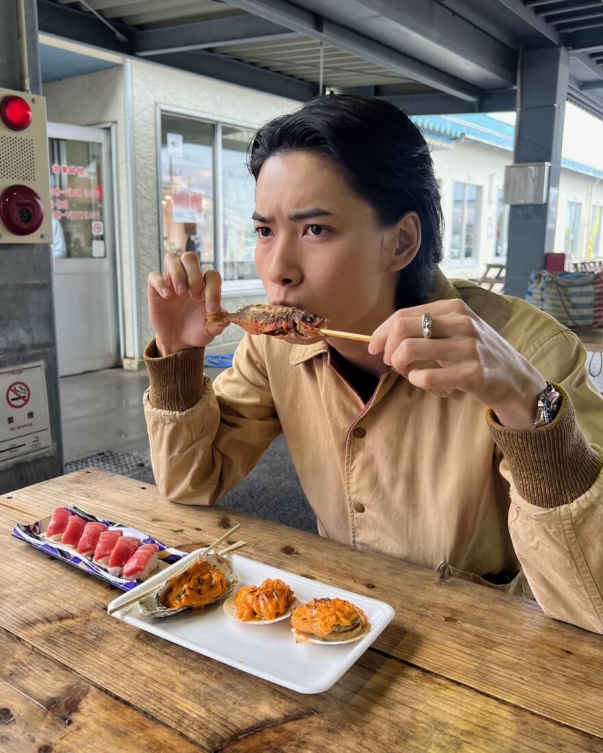 きんしろ鮮魚の帆立と牡蠣のウニソース焼き