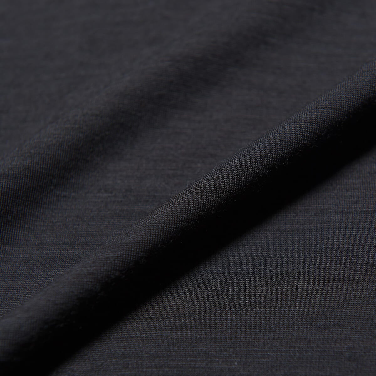 パタゴニアの黒いカットソー　メンズ・ロングスリーブ・キャプリーン・ クール・メリノ・シャツの素材感
