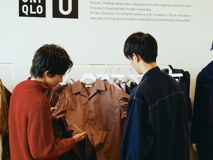 Uniqlo U オープンカラーシャツの試着の様子