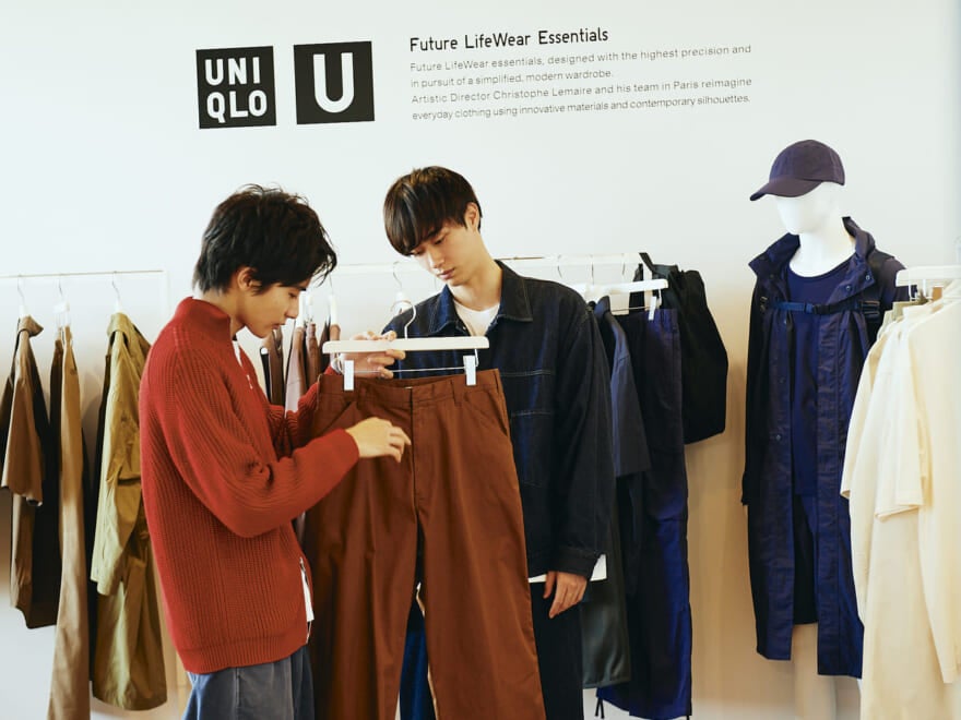 Uniqlo U ワイドフィットチノの試着の様子