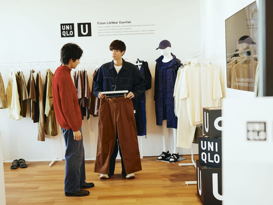 Uniqlo U ワイドフィットチノの試着の様子