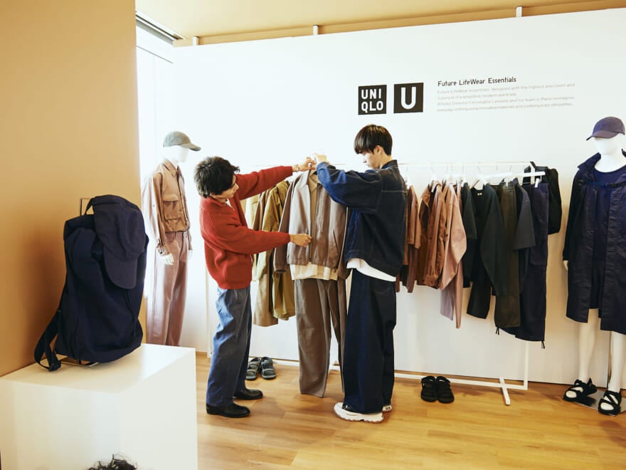 Uniqlo U ジップアップブルゾンとワイドフィットカラージーンズの試着の様子