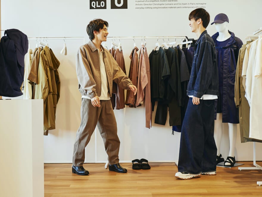 Uniqlo U ジップアップブルゾンとワイドフィットカラージーンズの試着の様子