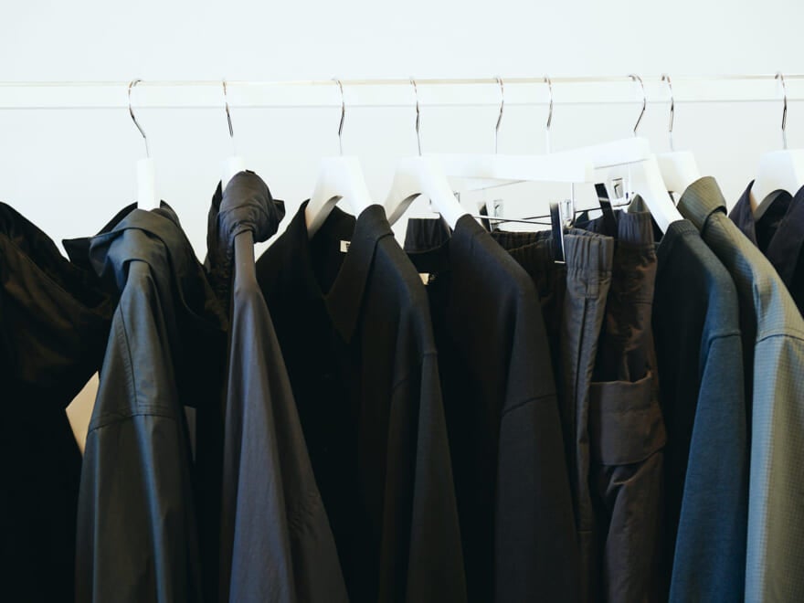 Uniqlo U 2024年 春夏コレクションの展示会場の黒い服