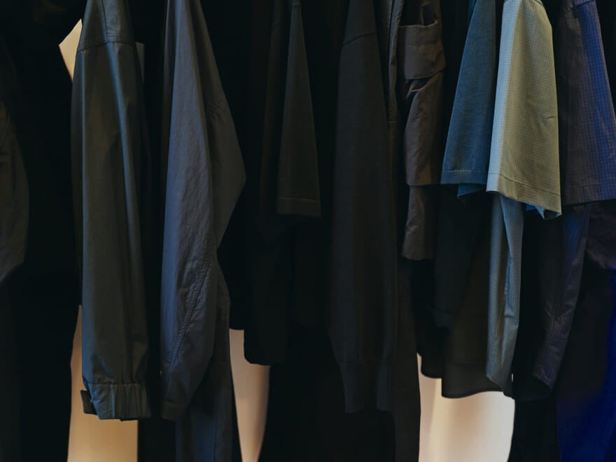 Uniqlo U 2024年 春夏コレクションの展示会場の黒い服
