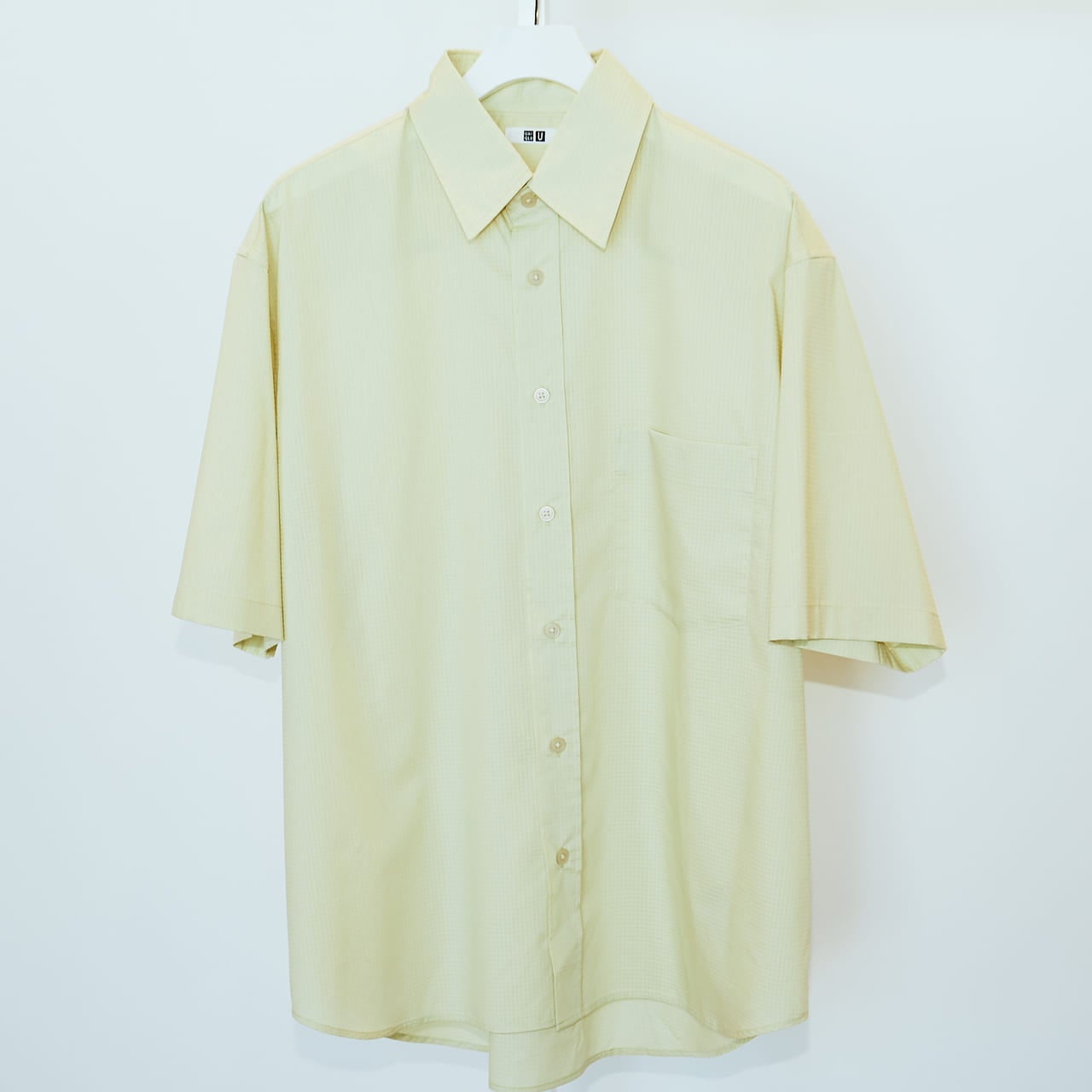 Uniqlo U 2024年 春夏コレクションのオーバーサイズシャツ