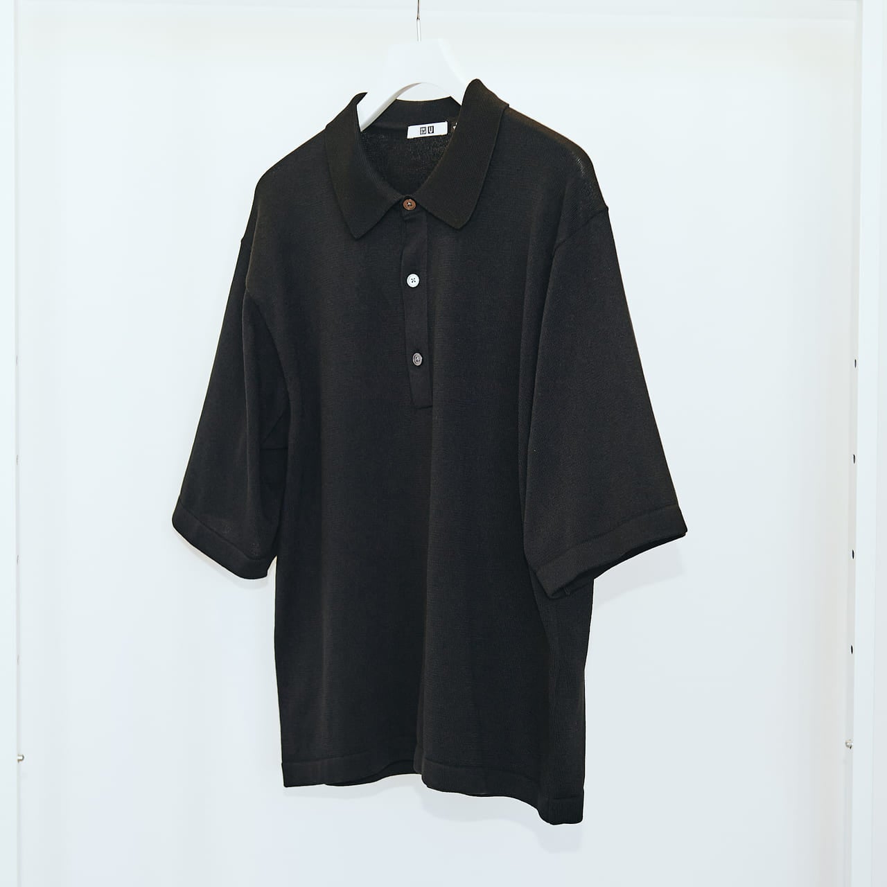Uniqlo U 2024年 春夏コレクションの黒いニットポロシャツ