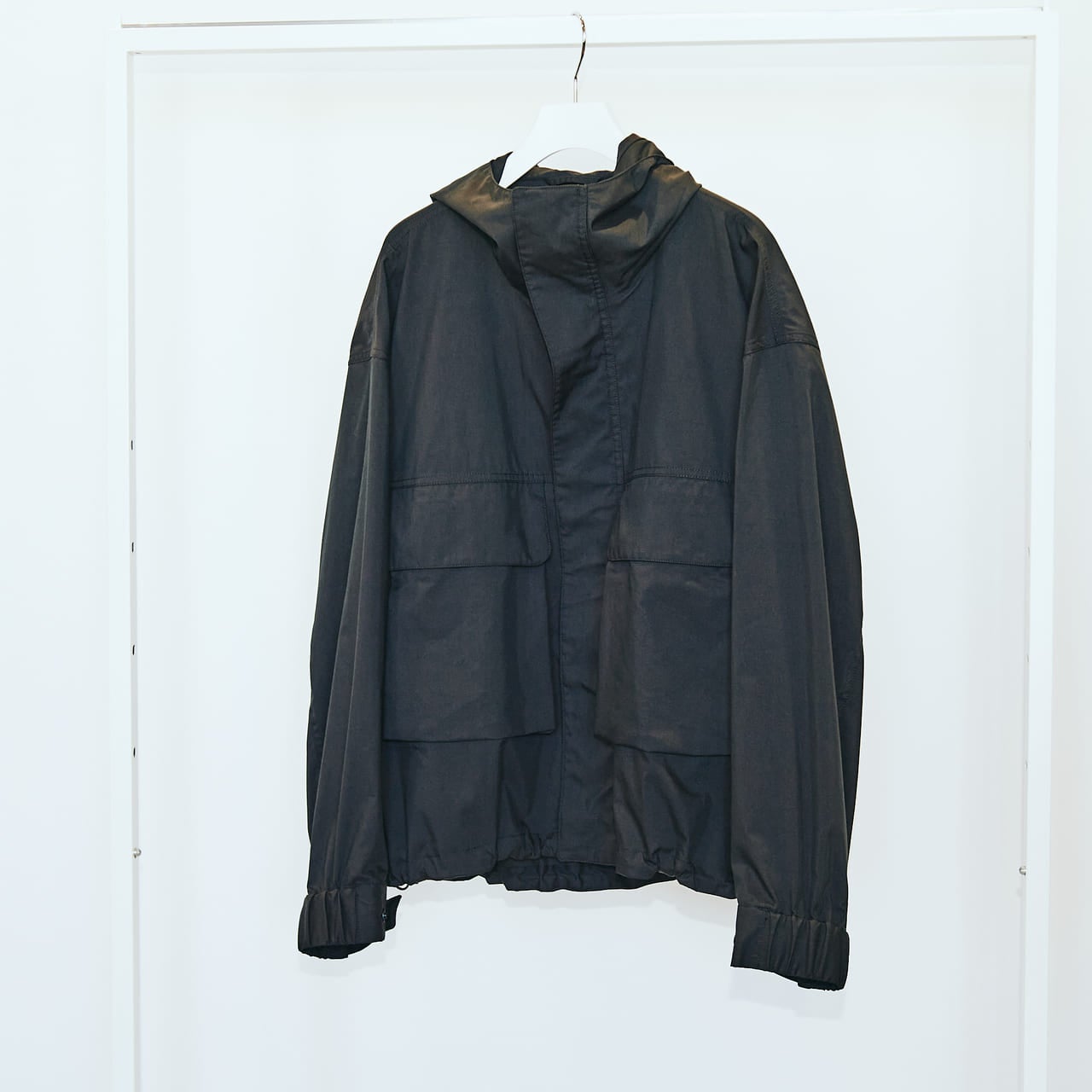 Uniqlo U 2024年 春夏コレクションの黒いユーティリティフーデッドジャケット