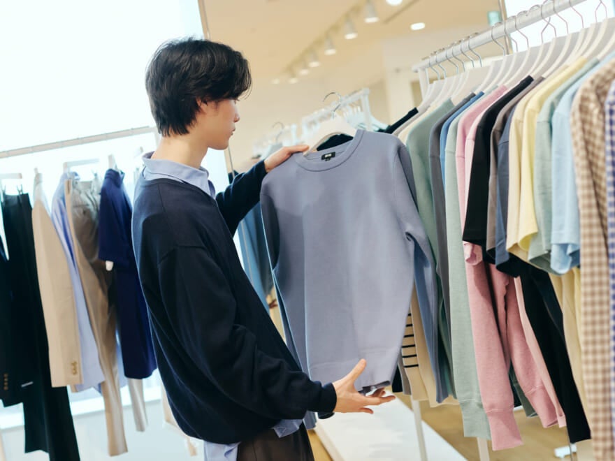 UNIQLO ウォッシャブルストレッチミラノリブクルーネックセーターの試着の様子