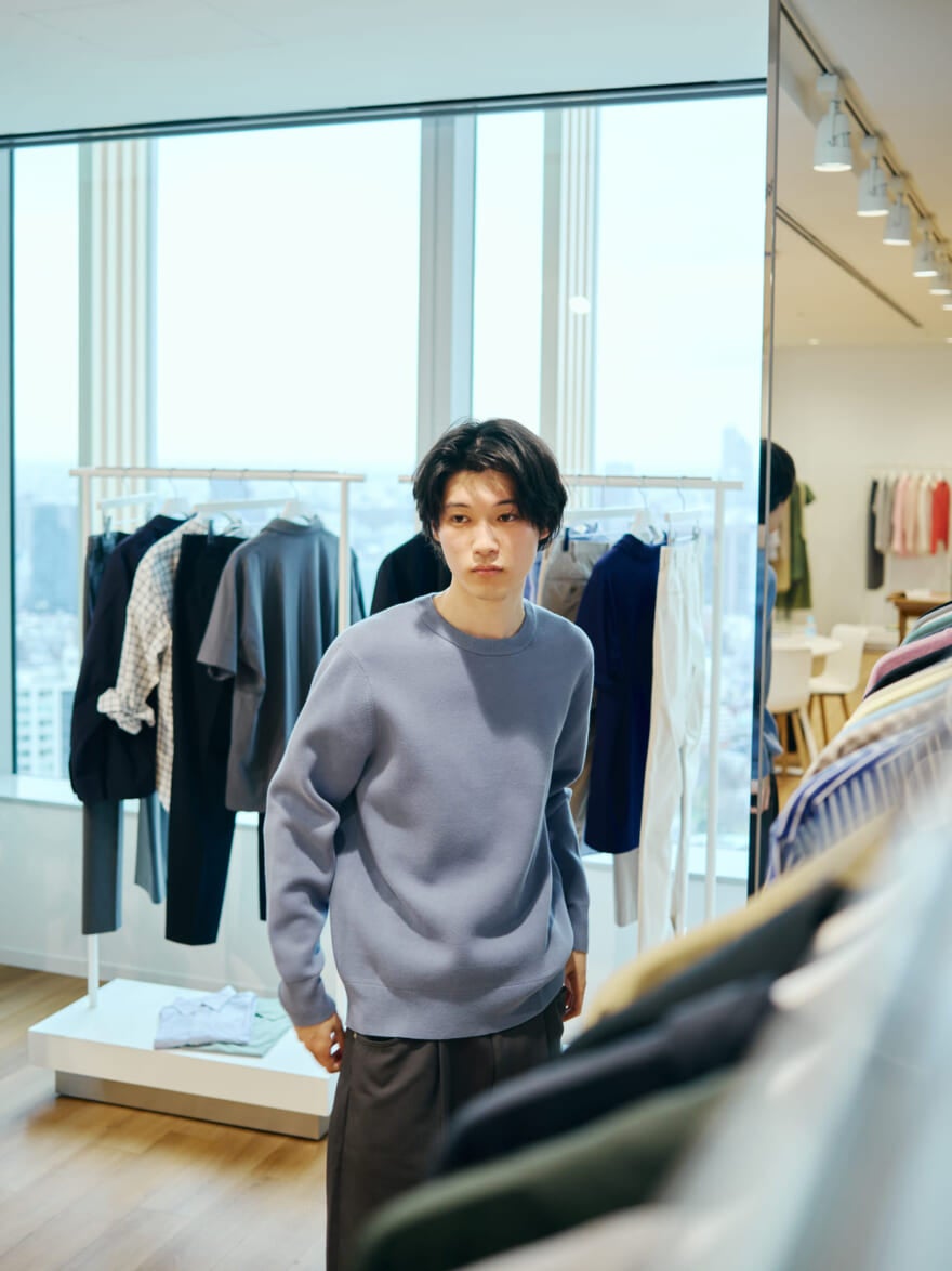 UNIQLO ウォッシャブルストレッチミラノリブクルーネックセーターの試着の様子