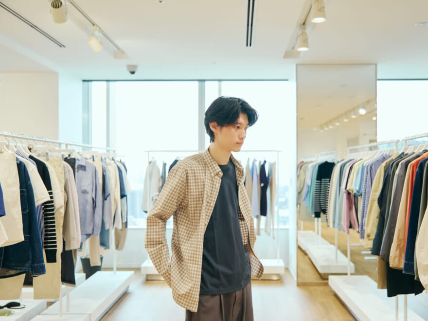 UNIQLO エクストラファインコットンブロードチェックシャツの試着の様子