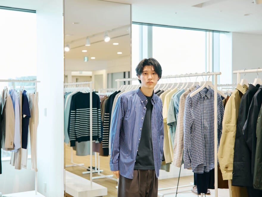 UNIQLO エクストラファインコットンブロードストライプシャツの試着の様子