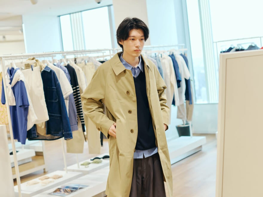 UNIQLO 2WAYステンカラーコートの試着の様子