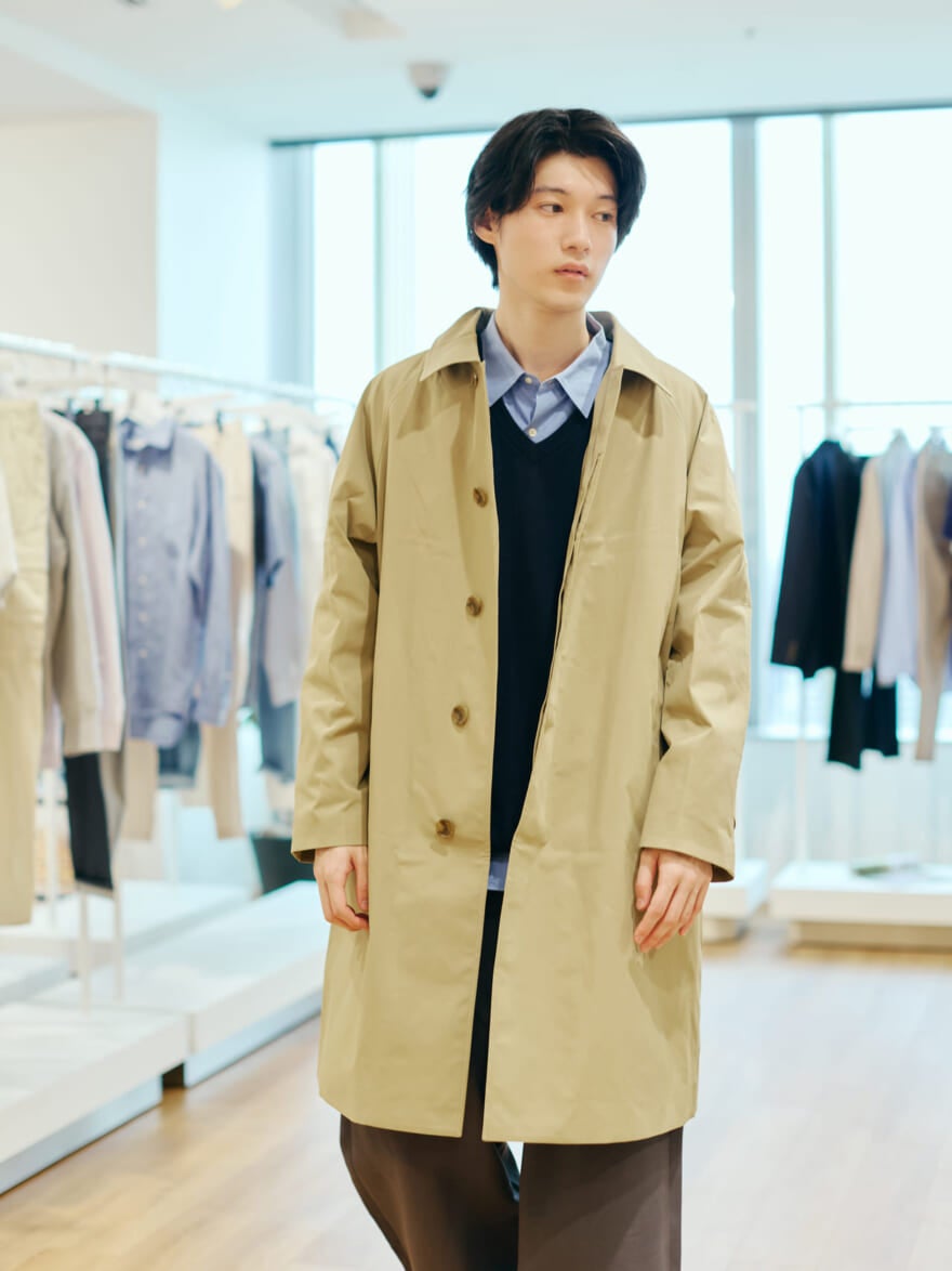 UNIQLO 2WAYステンカラーコートの試着の様子