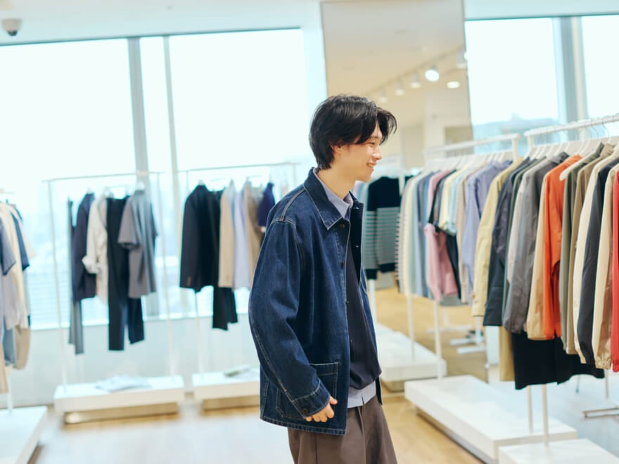 UNIQLO ユーティリティデニムジャケットの試着の様子