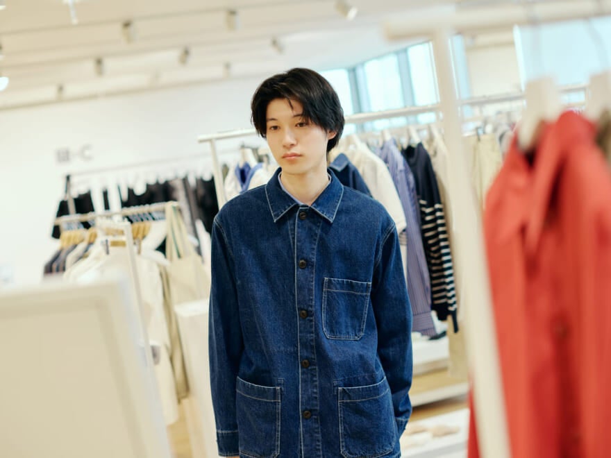 UNIQLO ユーティリティデニムジャケットの試着の様子