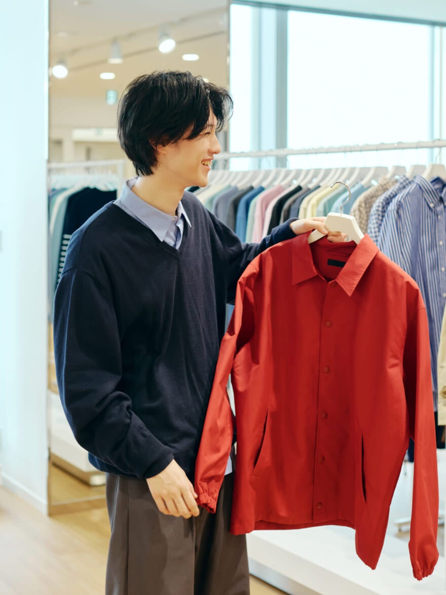 UNIQLO コーチジャケットの試着の様子