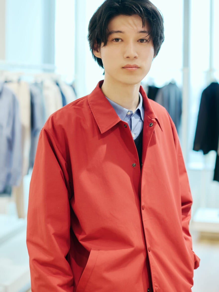 UNIQLO コーチジャケットの試着の様子