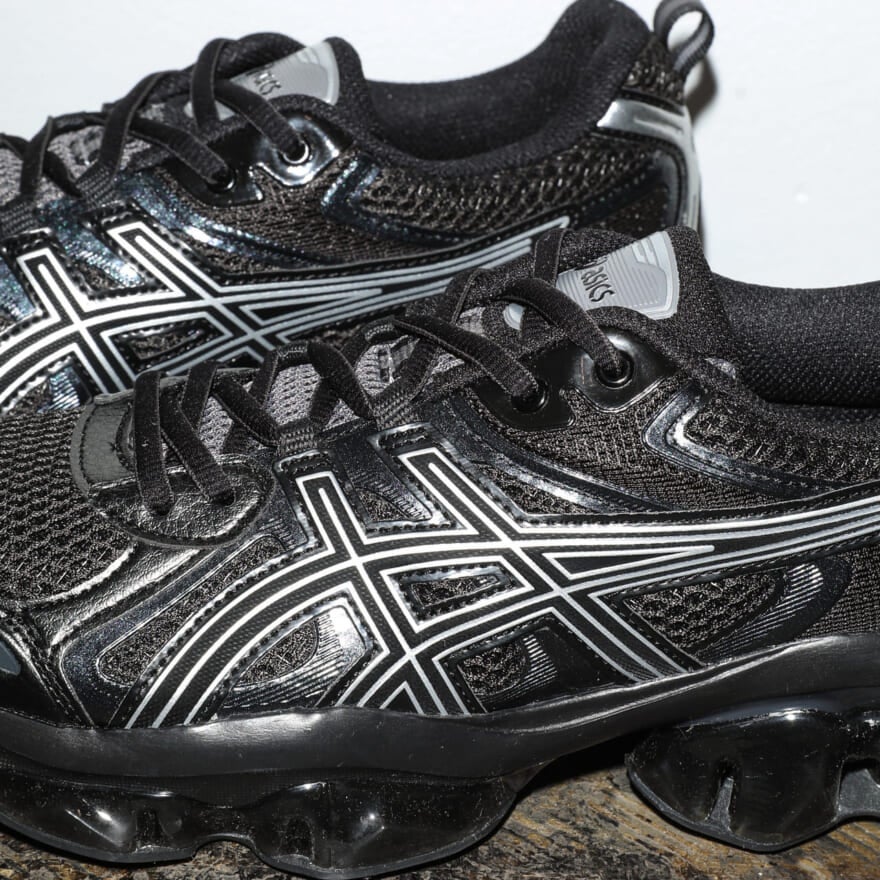 ASICS「GEL-QUANTUM KINETIC」Graphite Grey/Blackのアシックスストライプ