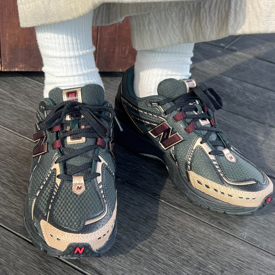 キス×ニューバランス　KITH × New Balanceのコラボスニーカー 1906R　寄り