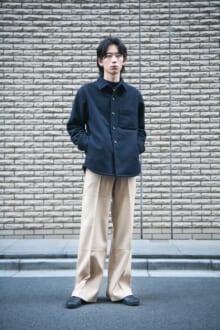 [小方 蒼介] 「ユニクロのシャツジャケットとニットにダイリクのパンツを合わせ、シンプルな中に遊び心を忍ばせた」【メンズノンノモデルの私服スナップ】