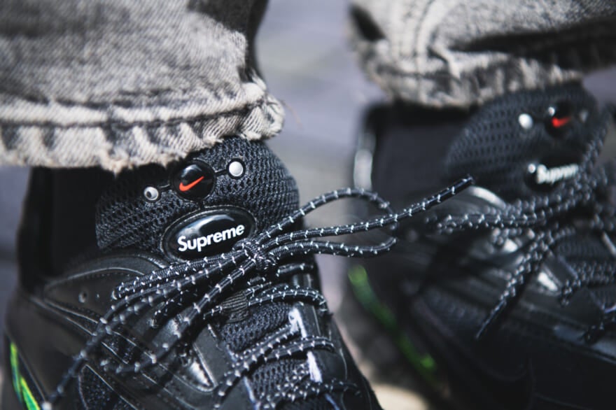 Nike × Supreme Zoom Streak Spectrum Plus ロゴ