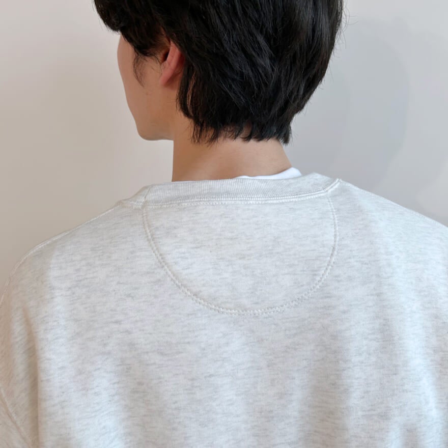 ユニクロのライフウェアマガジン LifeWear magazineオリジナル刺繍 スウェットシャツを試着&本音レビュー バックディテール