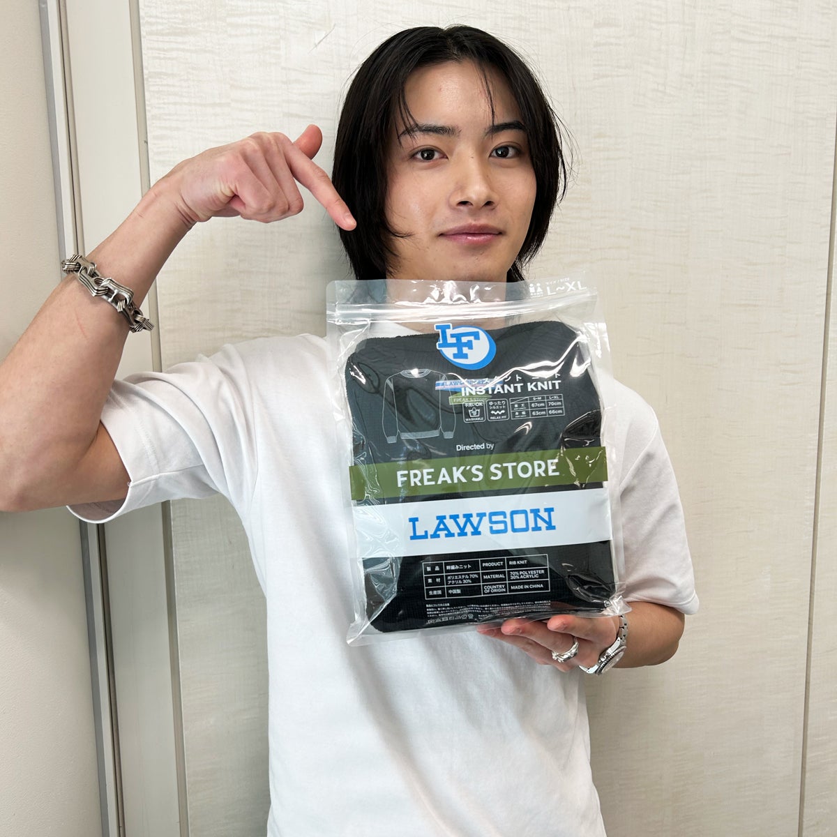 自腹で買ったローソンとフリークス ストアの黒いインスタントニットを試着&本音レビュー パッケージ