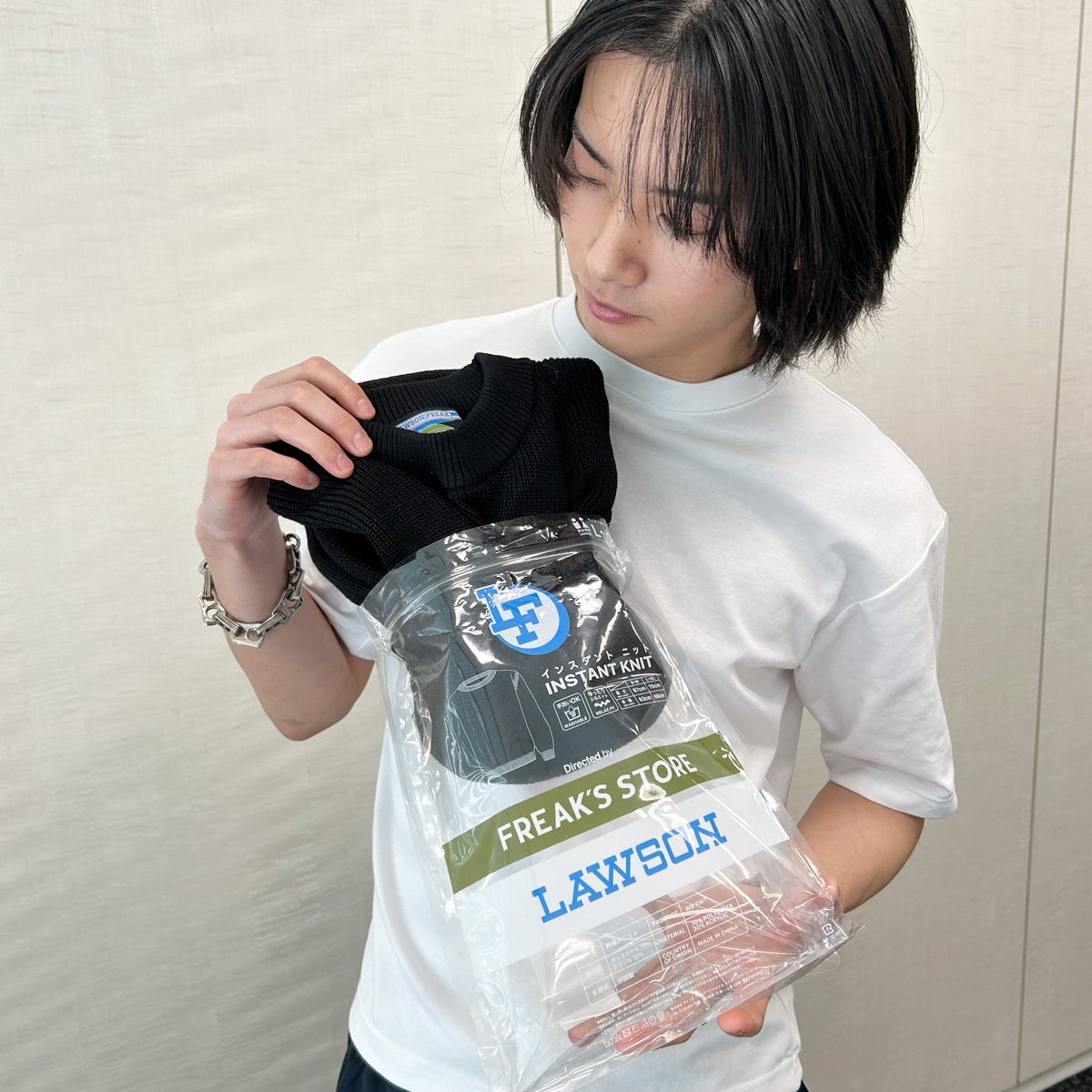 自腹で買ったローソンとフリークス ストアの黒いインスタントニットを試着&本音レビュー パッケージ開封
