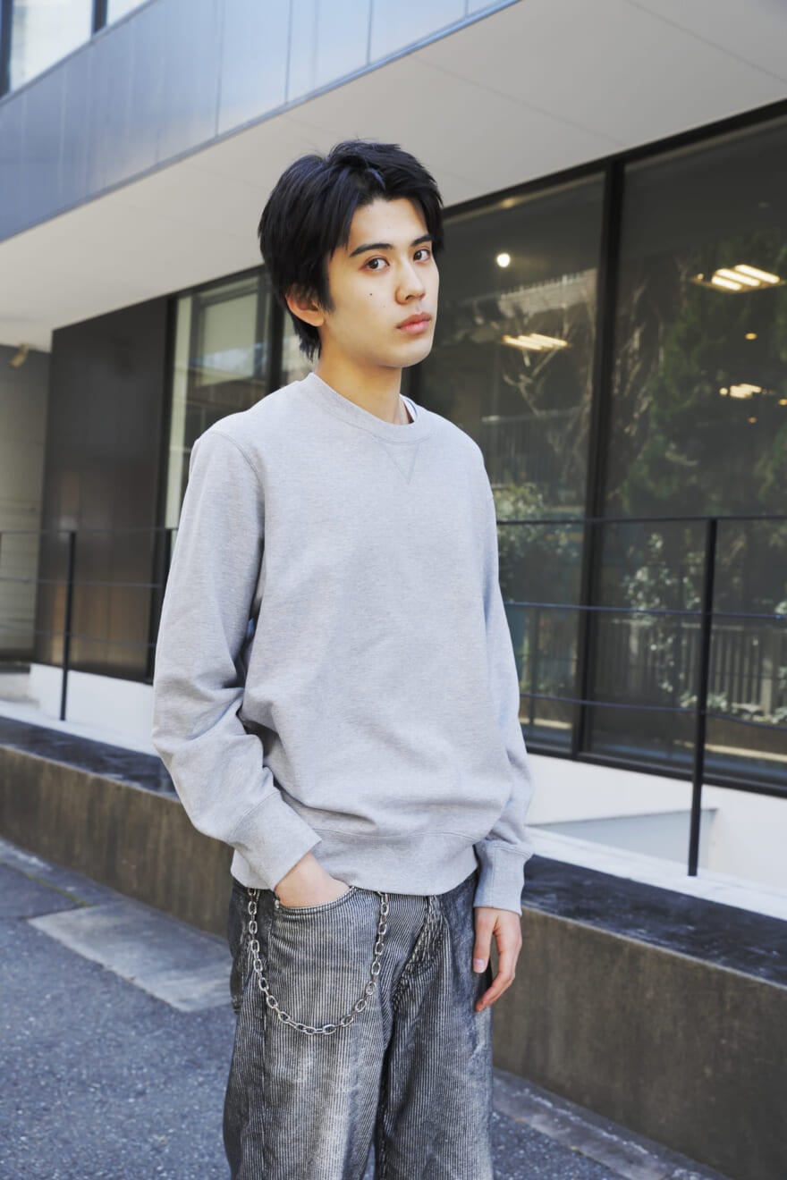 「ユニクロ」のスウェットシャツの 正解着こなし 稲井孝太朗 寄り