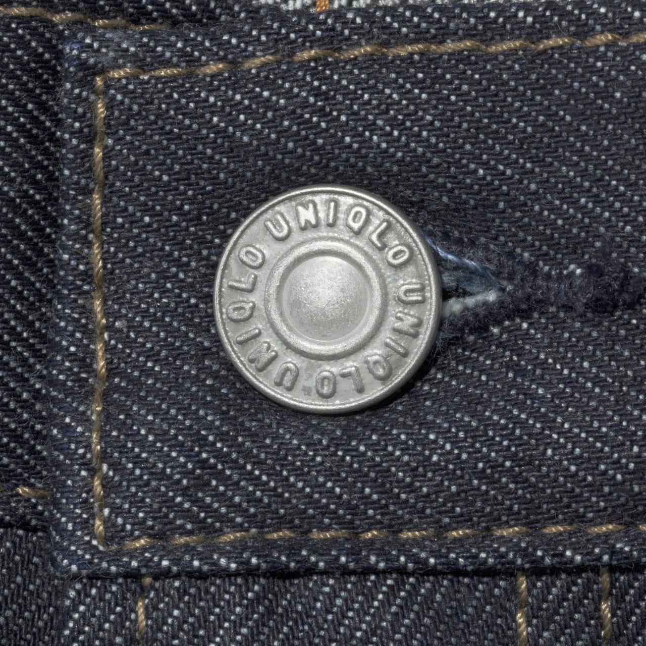 ユニクロのセルビッジレギュラーフィット ストレートジーンズ（丈標準78.5cm）の金属製ボタン