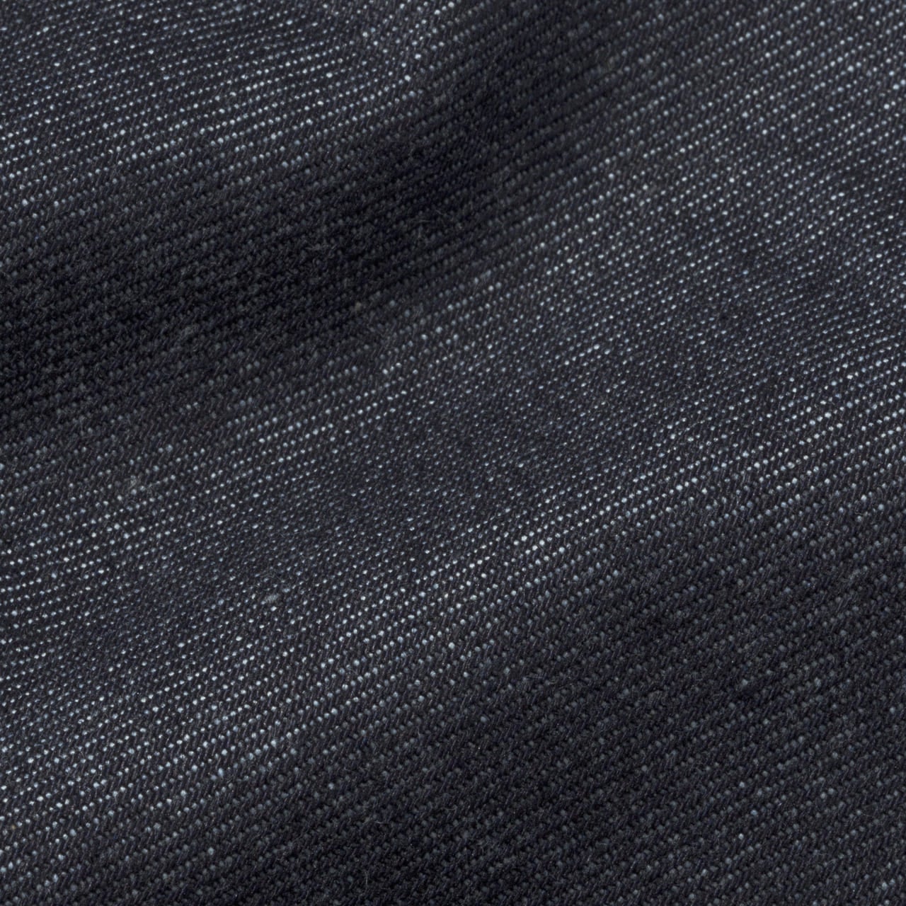 ユニクロのセルビッジレギュラーフィット ストレートジーンズ（丈標準78.5cm）のデニムの素材感