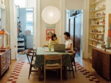 【ニューヨークのおしゃれな部屋】アーティスト、ディラン・ピアース「温かい人間関係を感じる、DIYによってつくられた空間」