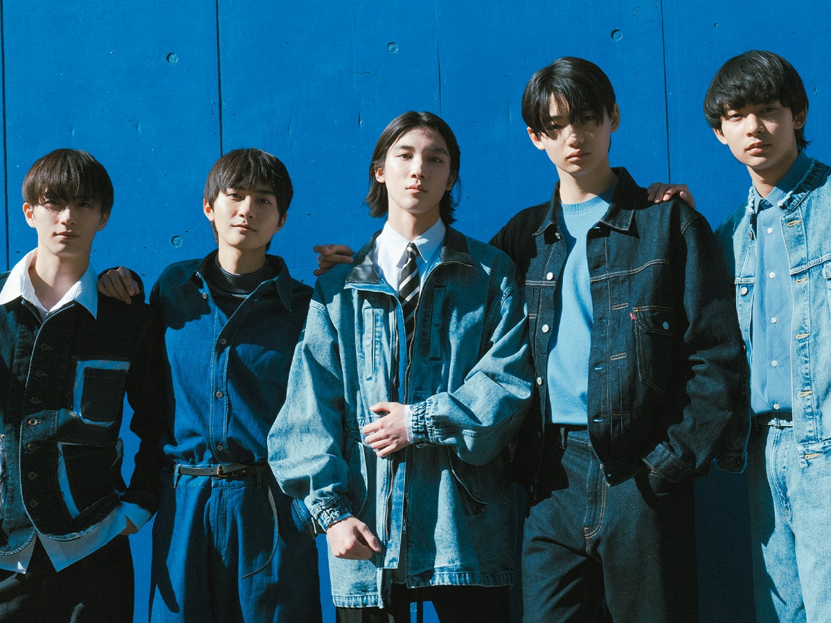 冨永章胤、野村康太、髙橋大翔、四坂亮翔、松井大奈。新専属モデルが旬なスタイルで青を着る