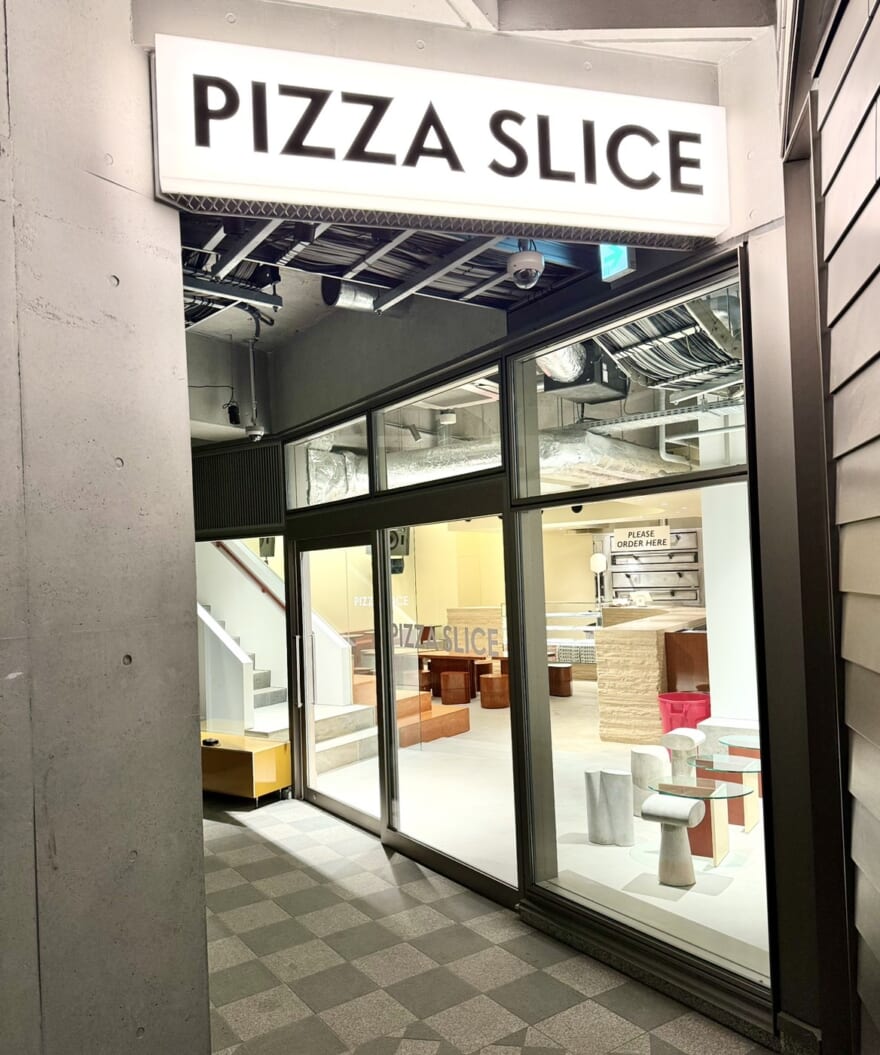 PIZZA SLICE　ピザスライス 原宿のキャットストリート 新店舗　内装　入り口