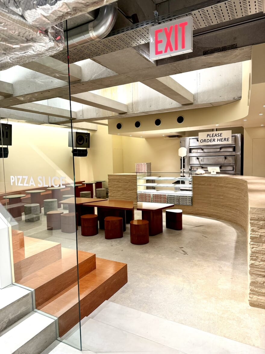 PIZZA SLICE　ピザスライス 原宿のキャットストリート 新店舗　内装２