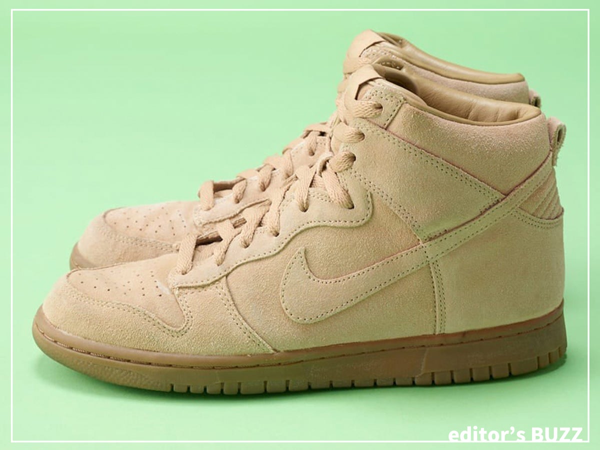 10年愛用する大人ベージュな「ナイキ ダンク」は「アー・ぺー・セー」コラボ！ 着こなしにひとさじの”品”をくれるスニーカー。　[編集者の愛用私物 #58]