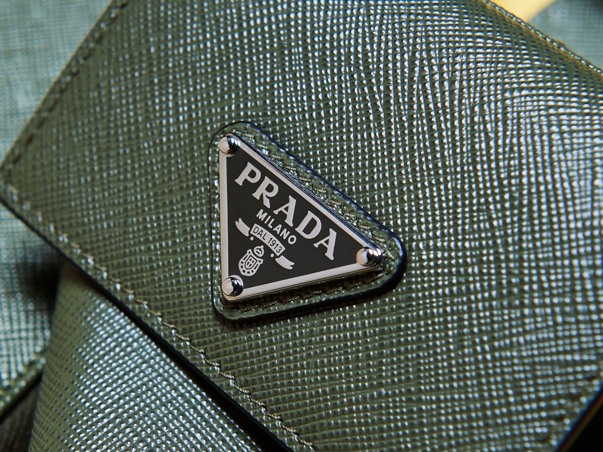「プラダ」の春に買うべき“レザー財布”４選。狙い目はトレンド感抜群のモダンなグリーン！［PRADA］