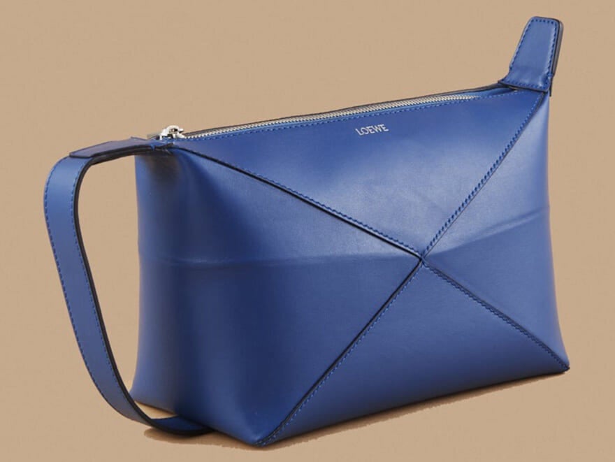 「ロエベ」の春に買うべきバッグは“好印象ブルー”が決め手！ 持つだけで着こなしを格上げしてくれる優秀デザイン！［LOEWE］