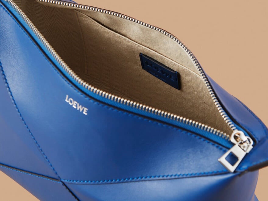 [Gallery]「ロエベ」の春に買うべきバッグは“好印象ブルー”が決め手！ 持つだけで着こなしを格上げしてくれる優秀デザイン！［LOEWE］