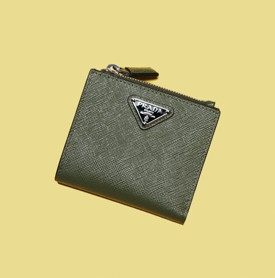 「サフィアーノ」トライアングル 財布 財布(プラダ)¥81,400(予定価格)/プラダ クライアントサービス H9cm×W10cm