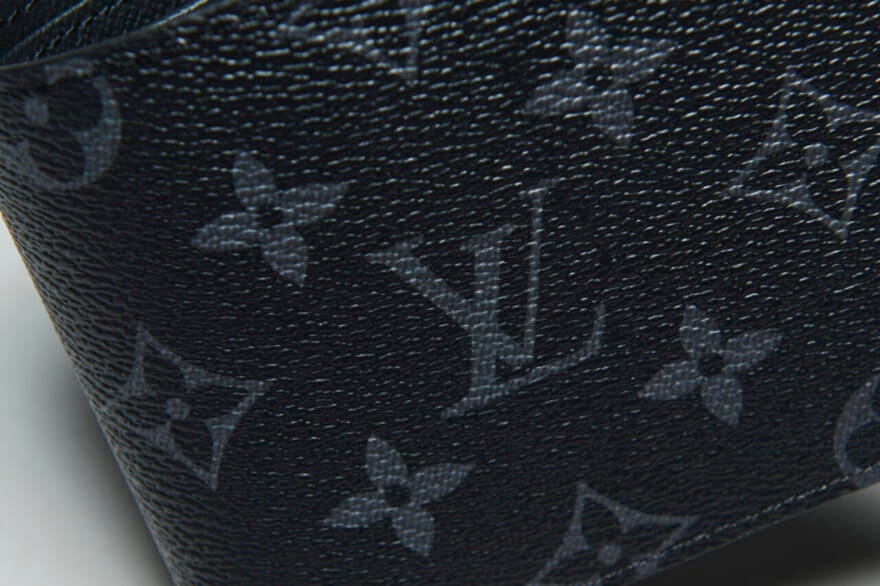 ルイ・ヴィトンの24年春夏新作　財布　レザー  SS ポルトフォイユ・ミュルティプル 内側ディテール　素材感