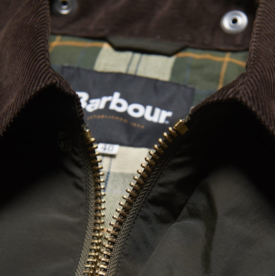 Barbour × FREAK'S STOREの別注ブルゾン　オリーブ　バブアー　フリークスストア　襟元　アップ