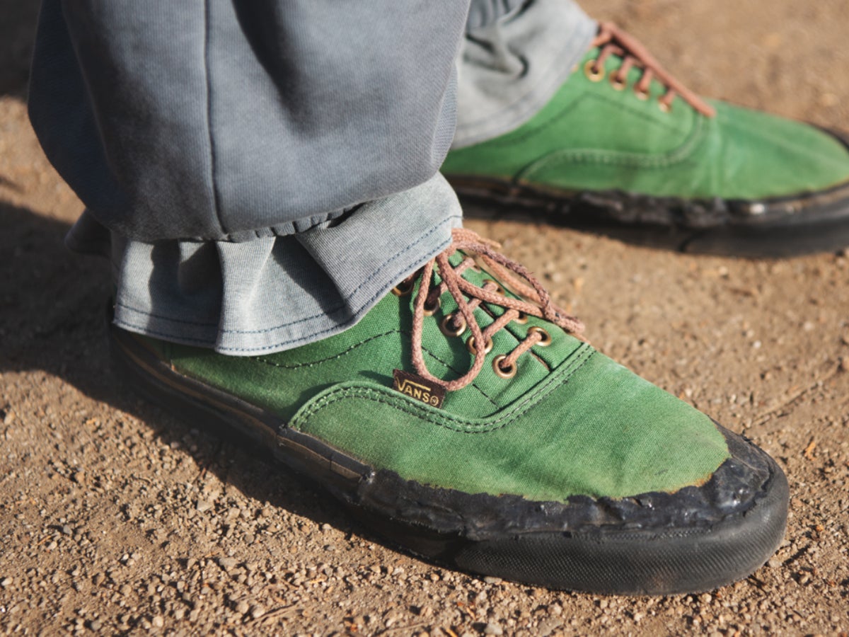 80年代のヴァンズ「オーセンティック」は渋いグリーンにひと目ぼれ！リペア跡も愛おしい相棒。【おしゃれな人はメジャーブランドの愛用スニーカーをどう履く？Vol.61】