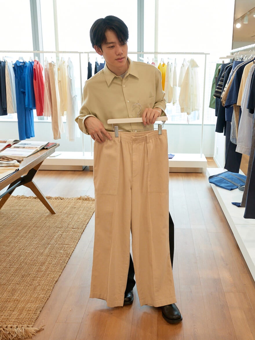 UNIQLO and JW ANDERSON 2024年春夏コレクション リネンブレンドイージーパンツの試着の様子