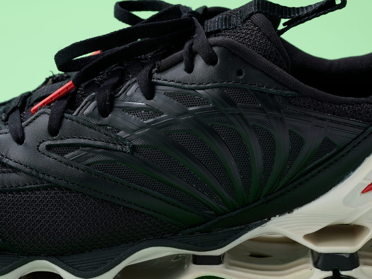 [Gallery] エディターたちが偏愛する「黒スニーカー」３選。サロモン定番名品から完売コラボまで大人ブラックをベストパートナーに。