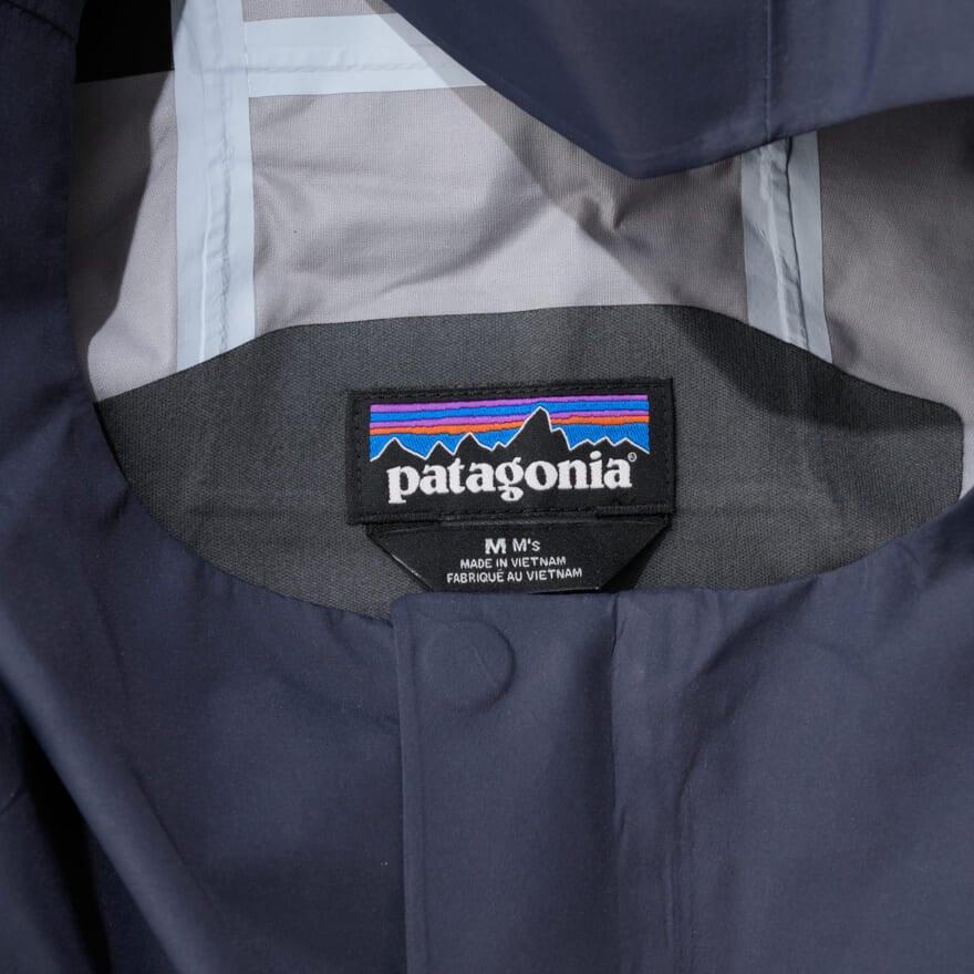 エディター愛用のパタゴニアの防水ジャケット　メンズ・スレート・スカイ・ジャケット　ロゴ