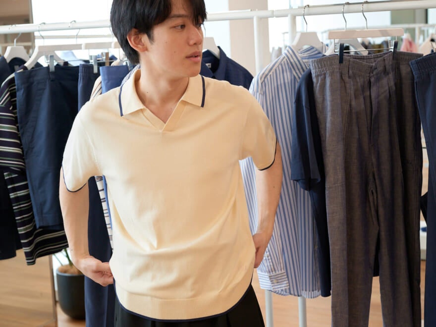 UNIQLO and JW ANDERSON 2024年春夏コレクション ニットポロシャツの試着の様子