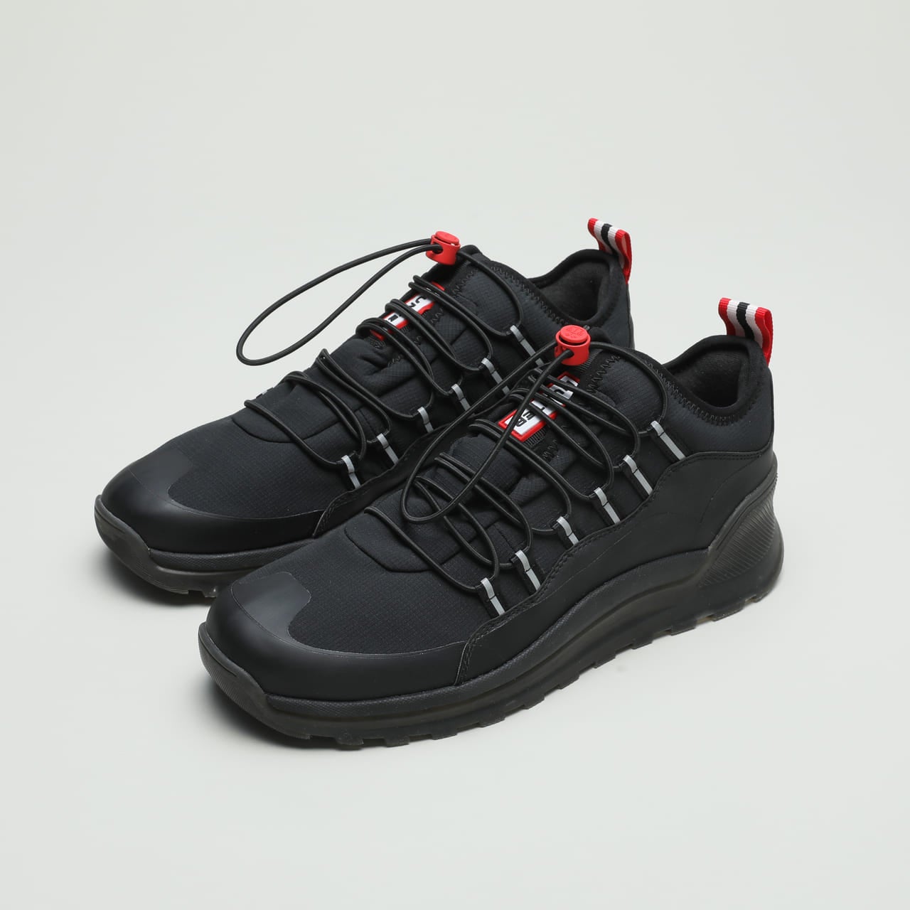 HUNTERの黒スニーカー「TRAVEL MID TRAINER」